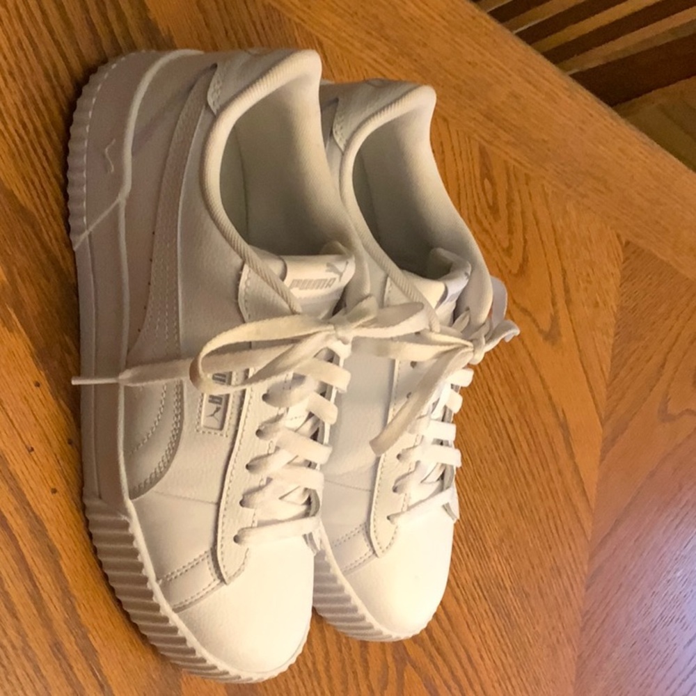 Ladies Puma tennis shoes